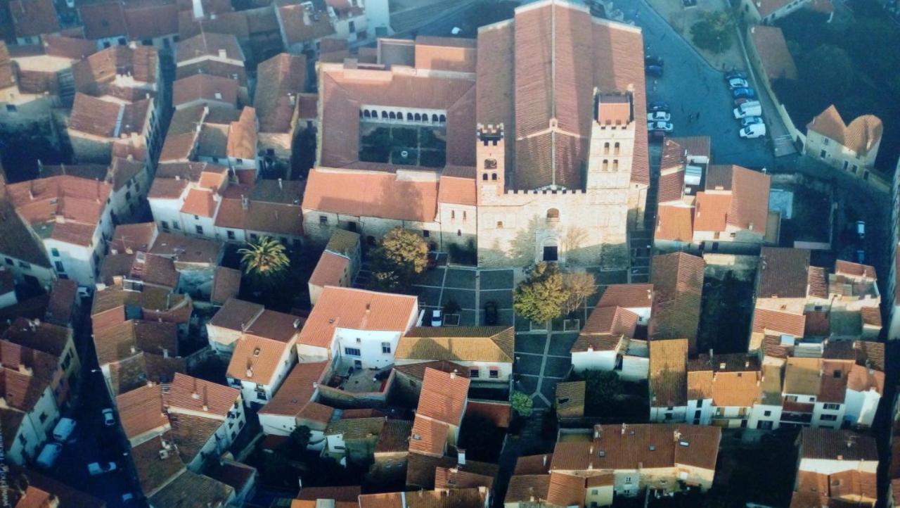 Maison au pied de la cathédrale Elne Exterior foto